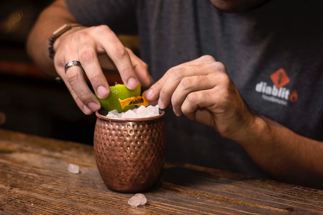 Conseils pour réussir votre soirée cocktail à la maison : Recettes et astuces de mixologie